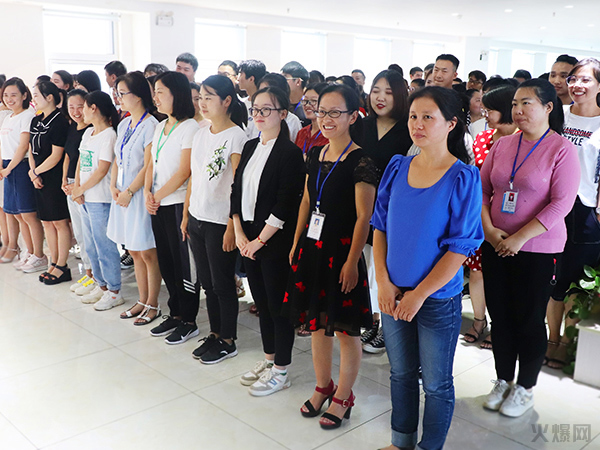 與愛同行,雙喜臨門!火爆網(wǎng)發(fā)放中秋禮品并包場邀請200名員工看電影! 與愛同行,雙喜臨門!火爆網(wǎng)發(fā)放中秋禮品并包場邀請200名員工看電影!