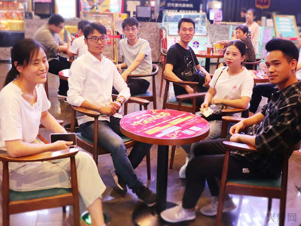 與愛同行,雙喜臨門!火爆網(wǎng)發(fā)放中秋禮品并包場邀請200名員工看電影! 與愛同行,雙喜臨門!火爆網(wǎng)發(fā)放中秋禮品并包場邀請200名員工看電影!