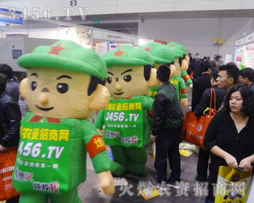 行走在活動(dòng)現(xiàn)場(chǎng)的卡通氣模 正是我們3456.TV