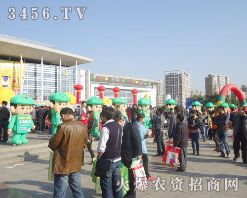 會(huì)場(chǎng)上留下了綠色軍裝卡通氣模宣傳絢麗的風(fēng)采