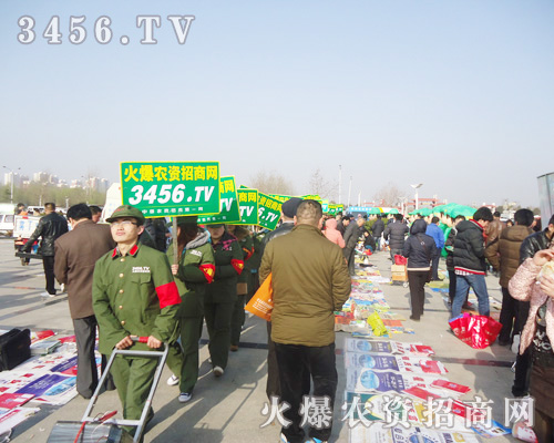 農(nóng)資網(wǎng)的宣傳戰(zhàn)士兢兢業(yè)業(yè)工作在宣傳崗位上