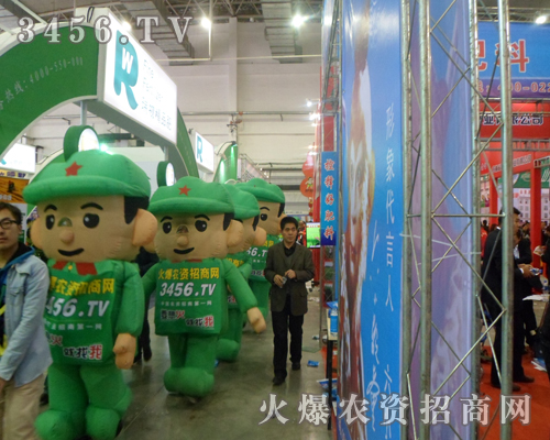 綠色軍裝卡通氣模寶寶讓大家印象深刻